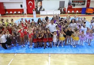 Bayraklılı kursiyerlerden yıl sonu gösterisi