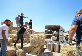 Buca Belediyesi’nden hayvancılık yapan köylülere saman balyası desteği