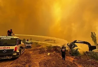 Kocaeli Büyükşehir, komşu Sakarya’nın yardımına koştu; Büyükşehir A Takımı alevlerin arasında