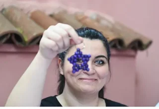 Osmangazili kadınlar hemcinsleri için hediye anahtarlık üretiyor