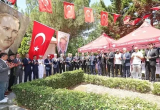 Aktaş ve Büyükakın, dua okudu, karanfil bıraktı