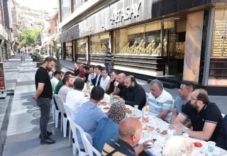 Başkan Arı, Çarşı Esnafıyla Kahvaltı Yaptı