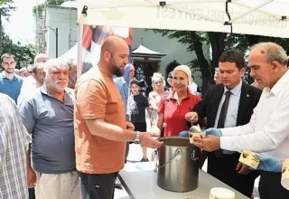 Başkan Aydın vatandaşlara aşure dağıttı