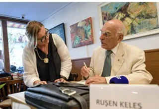 Başkan Tugay Prof. Dr. Ruşen Keleş’in imza gününe katıldı