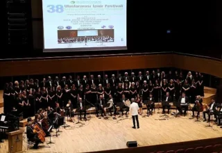 EÜ Klasik Türk Müziği Korosu’ndan İzmir Festivali’nde Unutulmaz Performans