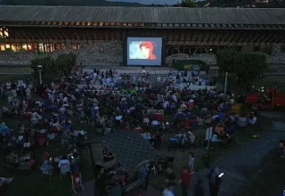 Gölcüklülerden açık havada film gösterimine yoğun ilgi
