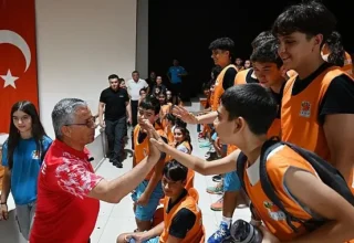 Kemer Belediyesi ücretsiz basketbol ve voleybol kursları başladı