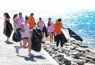 Narlıdere Belediyesporlu voleybolcular kıyı temizliği yaptı