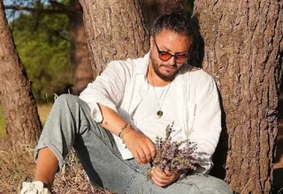 Oyuncu Engin Demircioğlu’ndan Sezen Aksu Coveri ‘Yanmışım Sönmüşüm Ben’