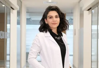 Regl, gebelik, menopoz… Diş etleri bu süreçlerden etkileniyor!
