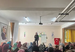 TİKAV, ‘ÖNLEM AL, GÜVENDE KAL’ PROJESİ İLE   2025 YILI BOYUNCA 28 LOKASYONDA YAŞAYAN KADINLARA ULAŞMAYI HEDEFLİYOR   TİKAV, “Önlem Al, Güvende Kal” Projesi ile Kırsal Bölgelerde Yaşayan Kadınlara Afetlerden Korunma Eğitimi Veriyor