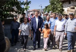 Başkan Tugay yangında zarar gören Köseler’i ziyaret etti
