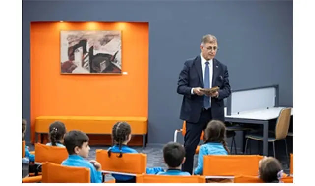 Başkan Tugay kütüphanede çocuklara hikaye okudu