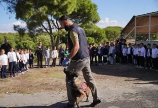 Jandarma arama kurtarma köpeği Çilek çocukların sevgilisi oldu