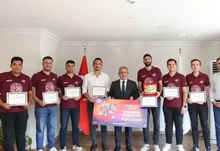 TEKNOFEST kapsamındaki yarışmalarda derece elde eden DEÜ’lü öğrenci ve akademisyenler, tebrik belgelerini DEÜ Rektörü Prof. Dr. Bayram Yılmaz’ın elinden aldı.